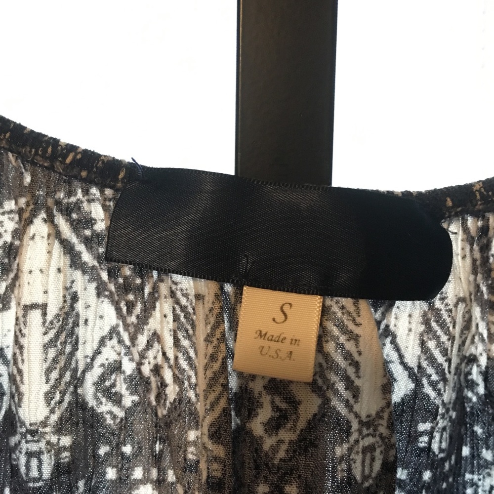 Geometric Pattern Blouse - Picture 2 of 5